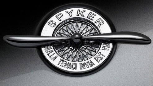 Krantenuitgever PCM staat een miljoenenclaim te wachten van sportwagenfabrikant Spyker. De bolidebouwer uit Zeewolde gaat het volledige koersverlies op het concern verhalen dat vorige week ontstond na