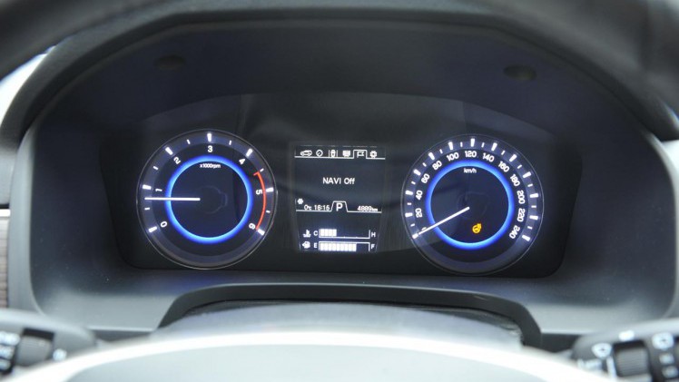 SsangYong brengt met de nieuwe Rexton een prima grote SUV, maar prijst zichzelf uit de markt vanwege de hoge BPM. OP grijs kenteken maakt het model wel kans.