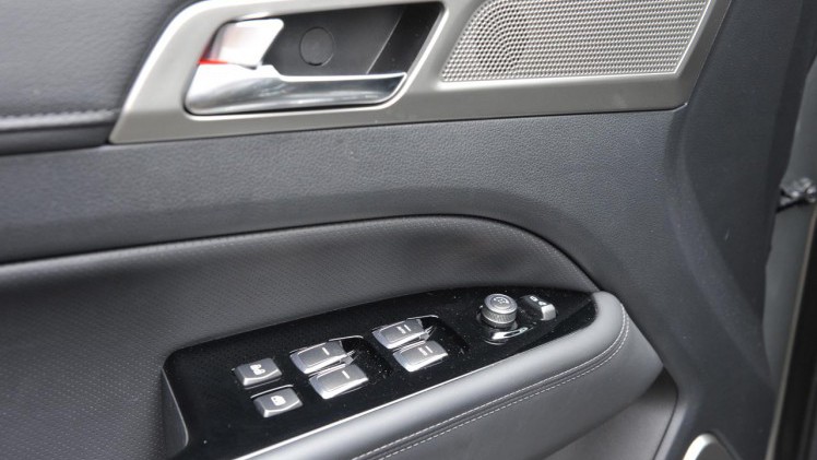 SsangYong brengt met de nieuwe Rexton een prima grote SUV, maar prijst zichzelf uit de markt vanwege de hoge BPM. OP grijs kenteken maakt het model wel kans.