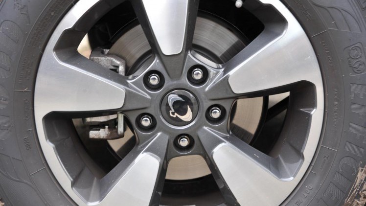 SsangYong brengt met de nieuwe Rexton een prima grote SUV, maar prijst zichzelf uit de markt vanwege de hoge BPM. OP grijs kenteken maakt het model wel kans.