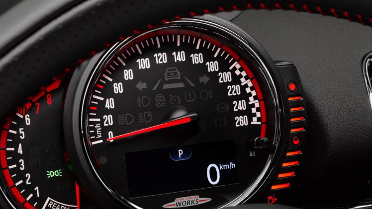 Mini introduceert de Clubman John Cooper Works en voorziet het sportieve topmodel standaard van All4 vierwielaandrijving. Zonder meerprijs levert Mini een achttrapsautomaat.