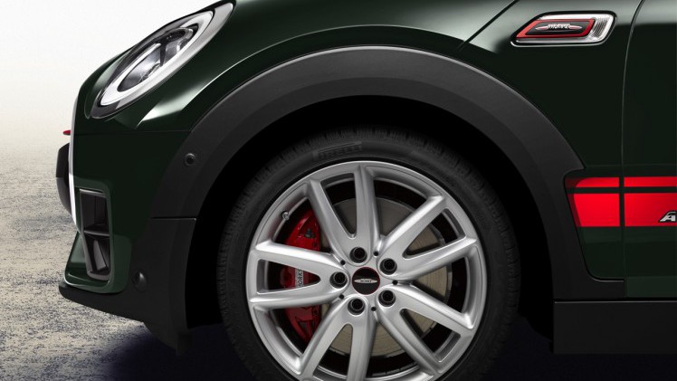 Mini introduceert de Clubman John Cooper Works en voorziet het sportieve topmodel standaard van All4 vierwielaandrijving. Zonder meerprijs levert Mini een achttrapsautomaat.