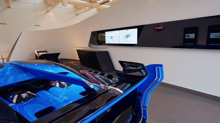 Het Koopmanshuis in Leusden vormt het vernieuwde epicentrum van drie prestigemerken: Bentley, Bugatti en Lamborghini. De drie merken vinden daar hun nieuwste showroom en belevingswereld voor klanten.