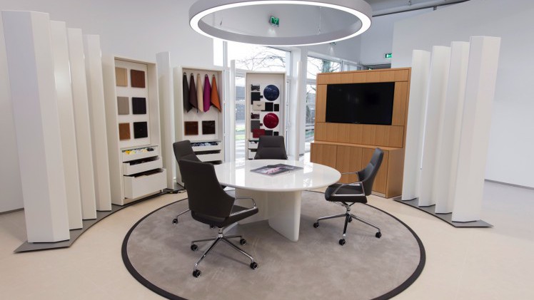 Het Koopmanshuis in Leusden vormt het vernieuwde epicentrum van drie prestigemerken: Bentley, Bugatti en Lamborghini. De drie merken vinden daar hun nieuwste showroom en belevingswereld voor klanten.