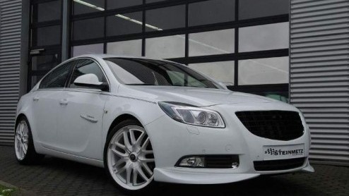 De Essen Motor Show opent dit weekend zijn deuren. Reden voor Steinmetz om een door hun beetgenomen Opel Insignia daar te presenteren. Met witte looks en een zwarte logovrij grille kun je 'm niet miss