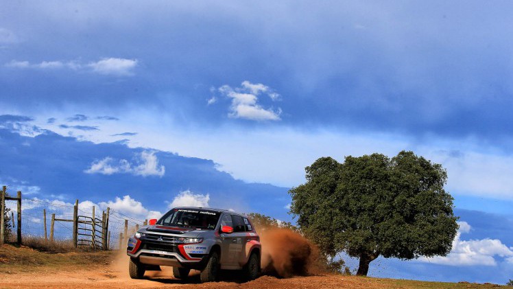 De Mitsubishi Outlander PHEV Racer nam deel aan Baja Portalegre 500 om te bewijzen dat plug-in hybride techniek ook onder zware omstandigheden zijn dienst bewijst.
