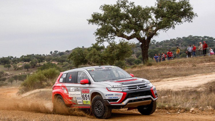 De Mitsubishi Outlander PHEV Racer nam deel aan Baja Portalegre 500 om te bewijzen dat plug-in hybride techniek ook onder zware omstandigheden zijn dienst bewijst.