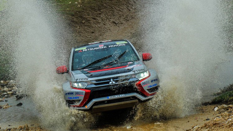 De Mitsubishi Outlander PHEV Racer nam deel aan Baja Portalegre 500 om te bewijzen dat plug-in hybride techniek ook onder zware omstandigheden zijn dienst bewijst.