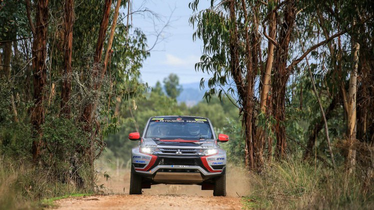 De Mitsubishi Outlander PHEV Racer nam deel aan Baja Portalegre 500 om te bewijzen dat plug-in hybride techniek ook onder zware omstandigheden zijn dienst bewijst.