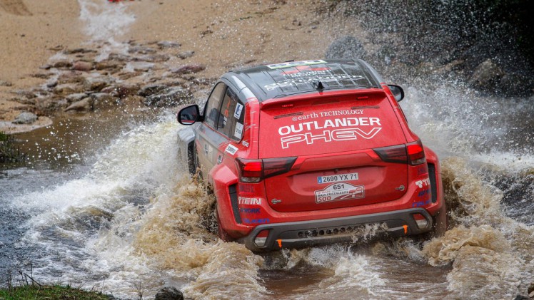 De Mitsubishi Outlander PHEV Racer nam deel aan Baja Portalegre 500 om te bewijzen dat plug-in hybride techniek ook onder zware omstandigheden zijn dienst bewijst.
