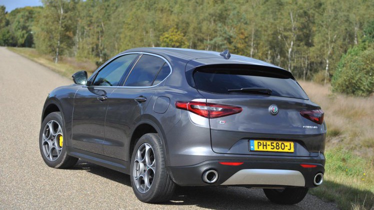 Alfa Romeo treedt met de nieuwe Stelvio het segment van premium SUV's binnen. Een auto met voldoende interieurvolume, goede prestatie bij een bescheiden gebruik.