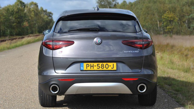 Alfa Romeo treedt met de nieuwe Stelvio het segment van premium SUV's binnen. Een auto met voldoende interieurvolume, goede prestatie bij een bescheiden gebruik.