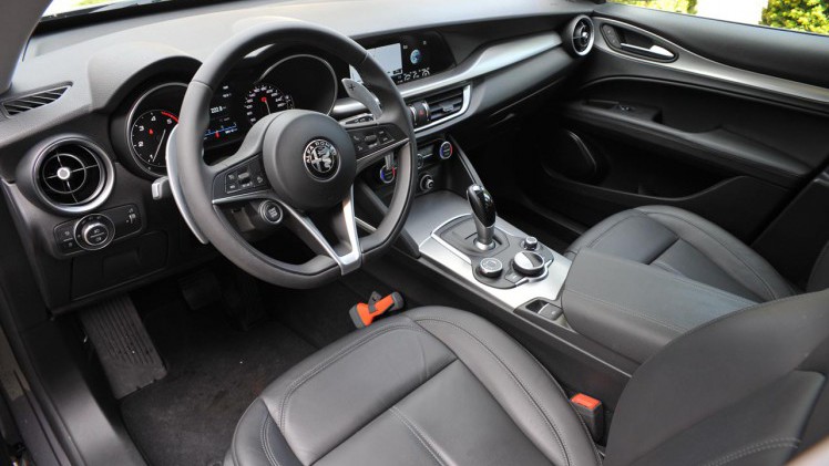 Alfa Romeo treedt met de nieuwe Stelvio het segment van premium SUV's binnen. Een auto met voldoende interieurvolume, goede prestatie bij een bescheiden gebruik.