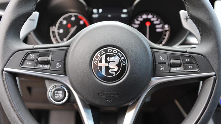 Alfa Romeo treedt met de nieuwe Stelvio het segment van premium SUV's binnen. Een auto met voldoende interieurvolume, goede prestatie bij een bescheiden gebruik.