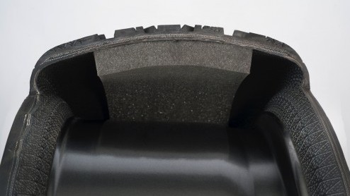 Dunlopt ontwikkelt stille band met Noise Shield-technologie voor Audi RS6, RS7 en A8. Geavanceerde laag schuim zorgt voor 4dBA geluidsreductie in de auto.