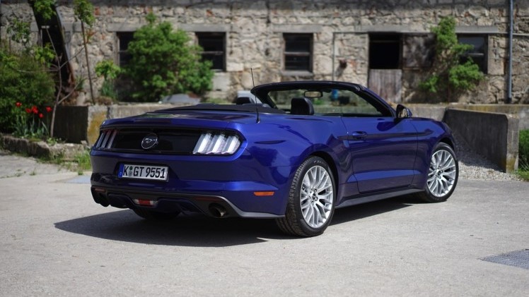 Autotest Ford Mustang 2.3 EcoBoost en 5.0 V8. We reden in Munchen met de nieuwe Ford Mustang, die je koopt als viercilinder maar eigenlijk wilt hebben als achtcilinder.