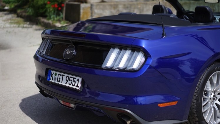 Autotest Ford Mustang 2.3 EcoBoost en 5.0 V8. We reden in Munchen met de nieuwe Ford Mustang, die je koopt als viercilinder maar eigenlijk wilt hebben als achtcilinder.