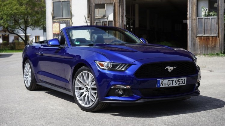 Autotest Ford Mustang 2.3 EcoBoost en 5.0 V8. We reden in Munchen met de nieuwe Ford Mustang, die je koopt als viercilinder maar eigenlijk wilt hebben als achtcilinder.