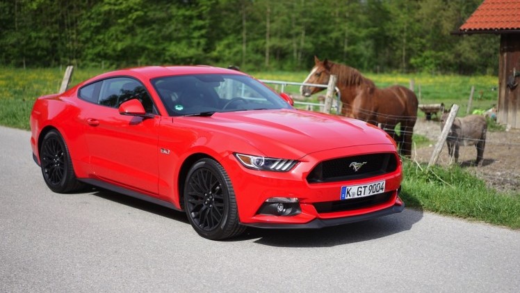 Autotest Ford Mustang 2.3 EcoBoost en 5.0 V8. We reden in Munchen met de nieuwe Ford Mustang, die je koopt als viercilinder maar eigenlijk wilt hebben als achtcilinder.