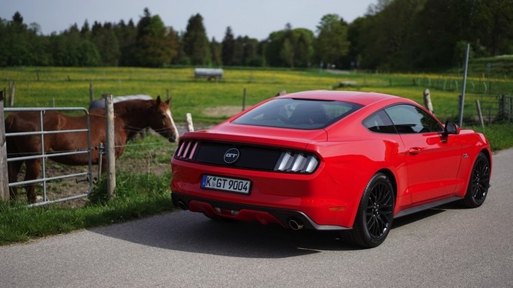 Autotest Ford Mustang 2.3 EcoBoost en 5.0 V8. We reden in Munchen met de nieuwe Ford Mustang, die je koopt als viercilinder maar eigenlijk wilt hebben als achtcilinder.