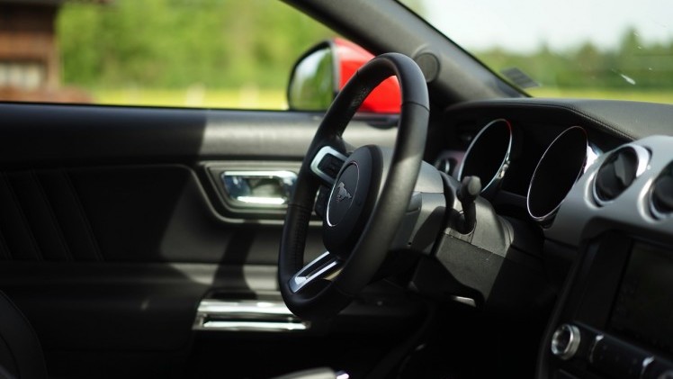 Autotest Ford Mustang 2.3 EcoBoost en 5.0 V8. We reden in Munchen met de nieuwe Ford Mustang, die je koopt als viercilinder maar eigenlijk wilt hebben als achtcilinder.