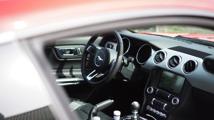 Autotest Ford Mustang 2.3 EcoBoost en 5.0 V8. We reden in Munchen met de nieuwe Ford Mustang, die je koopt als viercilinder maar eigenlijk wilt hebben als achtcilinder.
