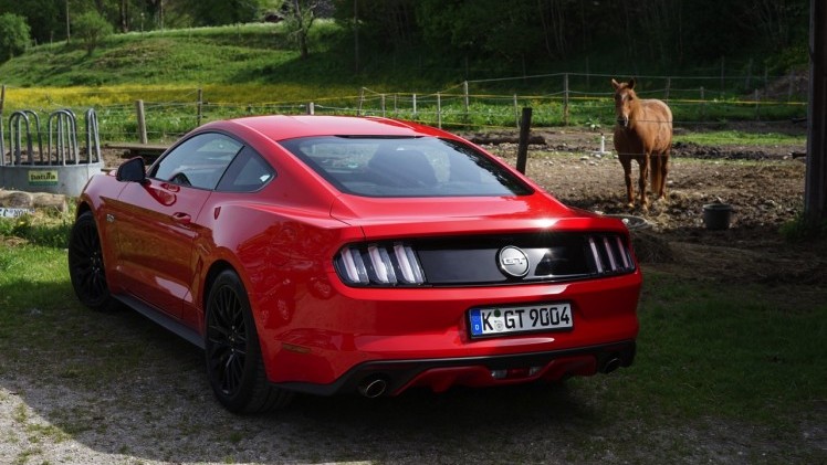 Autotest Ford Mustang 2.3 EcoBoost en 5.0 V8. We reden in Munchen met de nieuwe Ford Mustang, die je koopt als viercilinder maar eigenlijk wilt hebben als achtcilinder.