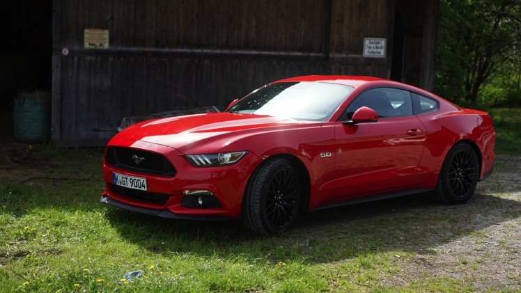 Autotest Ford Mustang 2.3 EcoBoost en 5.0 V8. We reden in Munchen met de nieuwe Ford Mustang, die je koopt als viercilinder maar eigenlijk wilt hebben als achtcilinder.