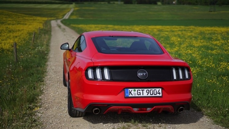 Autotest Ford Mustang 2.3 EcoBoost en 5.0 V8. We reden in Munchen met de nieuwe Ford Mustang, die je koopt als viercilinder maar eigenlijk wilt hebben als achtcilinder.