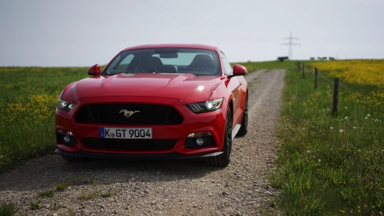Autotest Ford Mustang 2.3 EcoBoost en 5.0 V8. We reden in Munchen met de nieuwe Ford Mustang, die je koopt als viercilinder maar eigenlijk wilt hebben als achtcilinder.