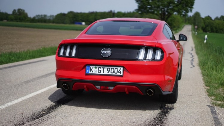 Autotest Ford Mustang 2.3 EcoBoost en 5.0 V8. We reden in Munchen met de nieuwe Ford Mustang, die je koopt als viercilinder maar eigenlijk wilt hebben als achtcilinder.