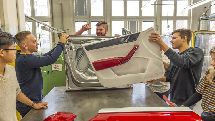 Twintig studenten van verschillende disciplines bouwen bij Skoda een Karoq Cabriolet.