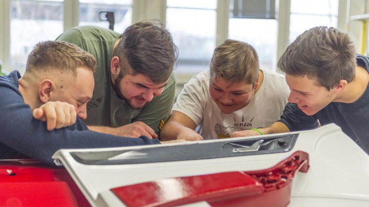 Twintig studenten van verschillende disciplines bouwen bij Skoda een Karoq Cabriolet.