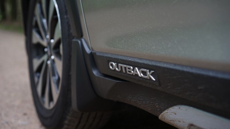 Autotest Subaru Outback 2015; Inmiddels zijn we aanbeland bij de vijfde generatie van de auto. Het recept bleef al die jaren hetzelfde, maar de nieuwe overtuigt behoorlijk.