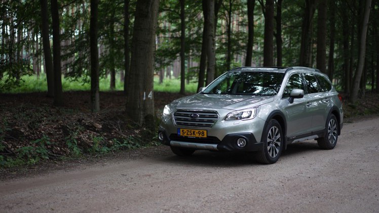Autotest Subaru Outback 2015; Inmiddels zijn we aanbeland bij de vijfde generatie van de auto. Het recept bleef al die jaren hetzelfde, maar de nieuwe overtuigt behoorlijk.