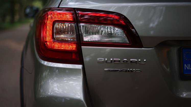 Autotest Subaru Outback 2015; Inmiddels zijn we aanbeland bij de vijfde generatie van de auto. Het recept bleef al die jaren hetzelfde, maar de nieuwe overtuigt behoorlijk.