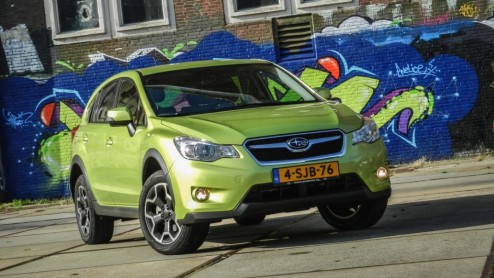 De Subaru XV loopt stage op de AutoVandaag-redactie. Een warm welkom voor de crossover.