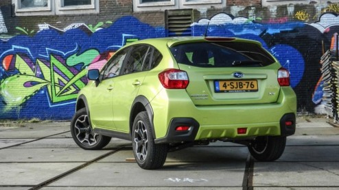 De Subaru XV loopt stage op de AutoVandaag-redactie. Een warm welkom voor de crossover.