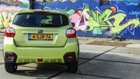 De Subaru XV loopt stage op de AutoVandaag-redactie. Een warm welkom voor de crossover.