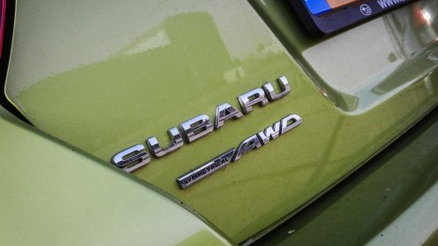 De Subaru XV loopt stage op de AutoVandaag-redactie. Een warm welkom voor de crossover.