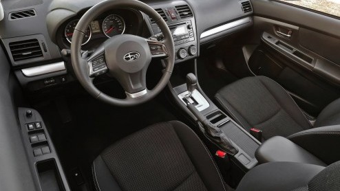 De Subaru XV loopt stage op de AutoVandaag-redactie. Een warm welkom voor de crossover.