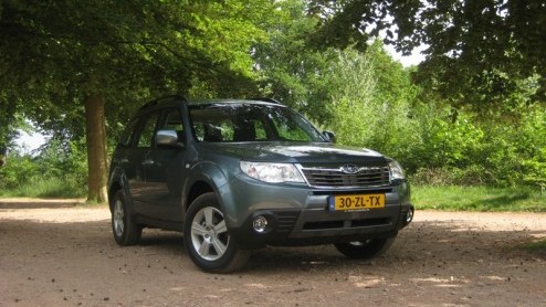 De nieuwe Subaru Forester is van zijn geloof gevallen. De Japanner werd juist van zijn cross-over look ontdaan en kreeg een echte SUV-uitstraling. Combineert deze woudganger zijn sterke punten met nie