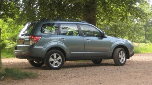 De nieuwe Subaru Forester is van zijn geloof gevallen. De Japanner werd juist van zijn cross-over look ontdaan en kreeg een echte SUV-uitstraling. Combineert deze woudganger zijn sterke punten met nie