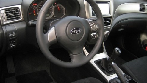 De Subaru Impreza. Een sedan met vierwielaandrijving en boxermotor hoor ik u zeggen. Niets is minder waar. Het merk met de zes sterren gooide het sinds een jaar over een andere boeg en toverde hun com