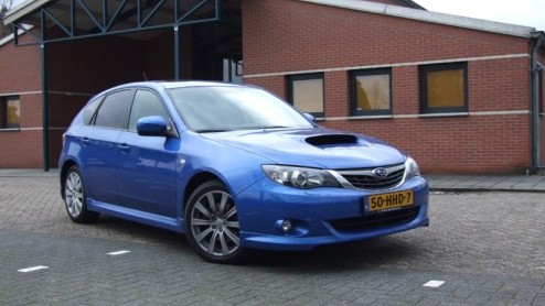 Daar staan we dan, oog in oog met een blauwe Impreza met dikke wielen en dito luchthapper bovenop de motorkap. Duidelijk, een WRX STI. Fout! Onder de kap hangt namelijk gewoon een diesel. Of ja, gewoo