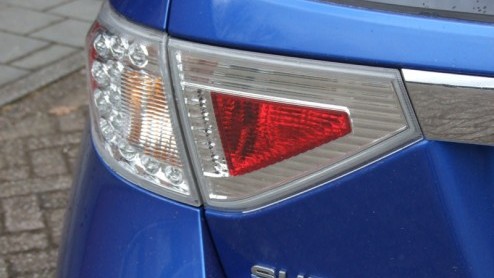 Daar staan we dan, oog in oog met een blauwe Impreza met dikke wielen en dito luchthapper bovenop de motorkap. Duidelijk, een WRX STI. Fout! Onder de kap hangt namelijk gewoon een diesel. Of ja, gewoo