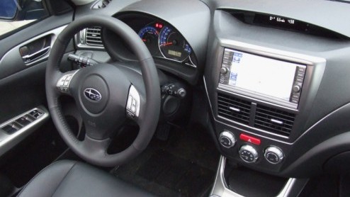 Daar staan we dan, oog in oog met een blauwe Impreza met dikke wielen en dito luchthapper bovenop de motorkap. Duidelijk, een WRX STI. Fout! Onder de kap hangt namelijk gewoon een diesel. Of ja, gewoo