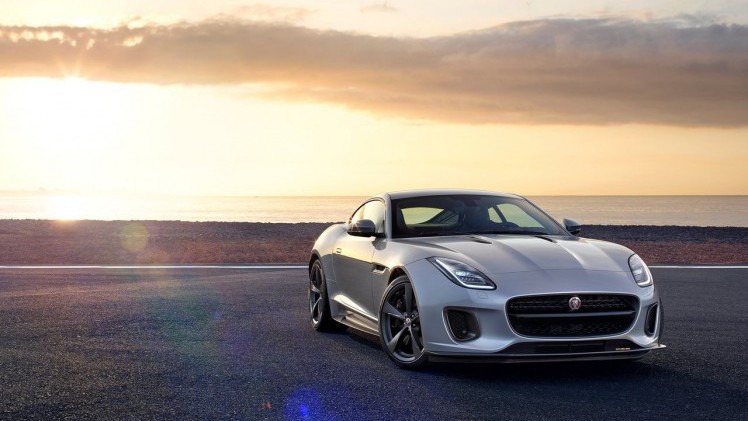De Jaguar F-Type is van een subtiele facelift voorzien. Die facelift brengt een bijgewerkt front, nieuw infotainment, een nieuwe uitvoering, een tijdelijke uitvoering en GoPro HD-videos met zich mee.