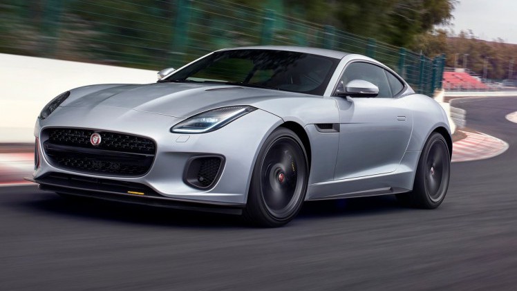 De Jaguar F-Type is van een subtiele facelift voorzien. Die facelift brengt een bijgewerkt front, nieuw infotainment, een nieuwe uitvoering, een tijdelijke uitvoering en GoPro HD-videos met zich mee.