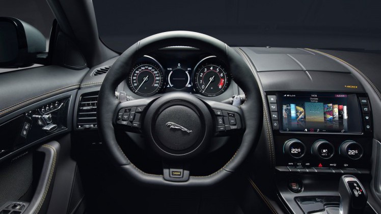 De Jaguar F-Type is van een subtiele facelift voorzien. Die facelift brengt een bijgewerkt front, nieuw infotainment, een nieuwe uitvoering, een tijdelijke uitvoering en GoPro HD-videos met zich mee.